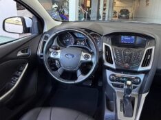FORD FOCUS 2.0 SE PLUS 16V FLEX 4P AUTOMÁTICO 2014/2015 BOSCO AUTOMÓVEIS GUAPORÉ / Carros no Vale