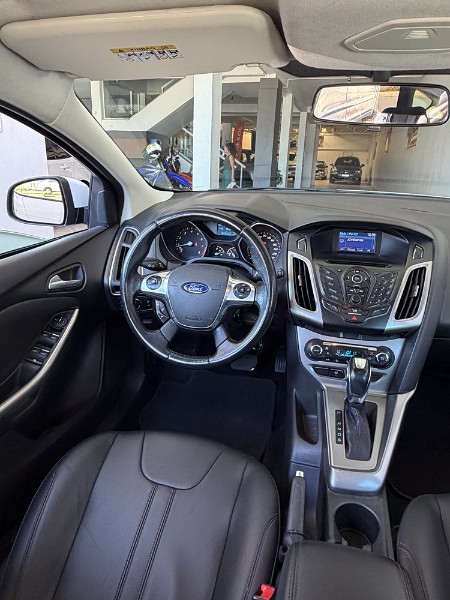 FORD FOCUS 2.0 SE PLUS 16V FLEX 4P AUTOMÁTICO 2014/2015 BOSCO AUTOMÓVEIS GUAPORÉ / Carros no Vale