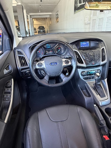 FORD FOCUS 2.0 SE PLUS 16V FLEX 4P AUTOMÁTICO 2014/2015 BOSCO AUTOMÓVEIS GUAPORÉ / Carros no Vale