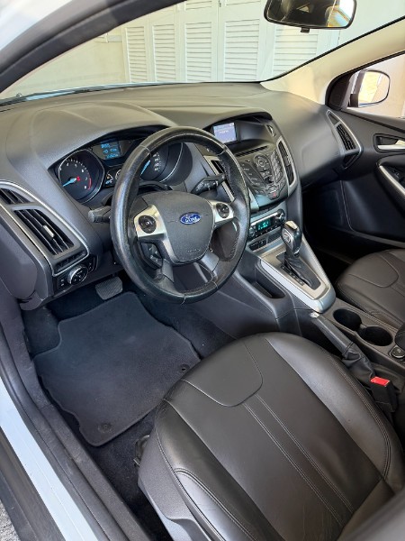 FORD FOCUS 2.0 SE PLUS 16V FLEX 4P AUTOMÁTICO 2014/2015 BOSCO AUTOMÓVEIS GUAPORÉ / Carros no Vale