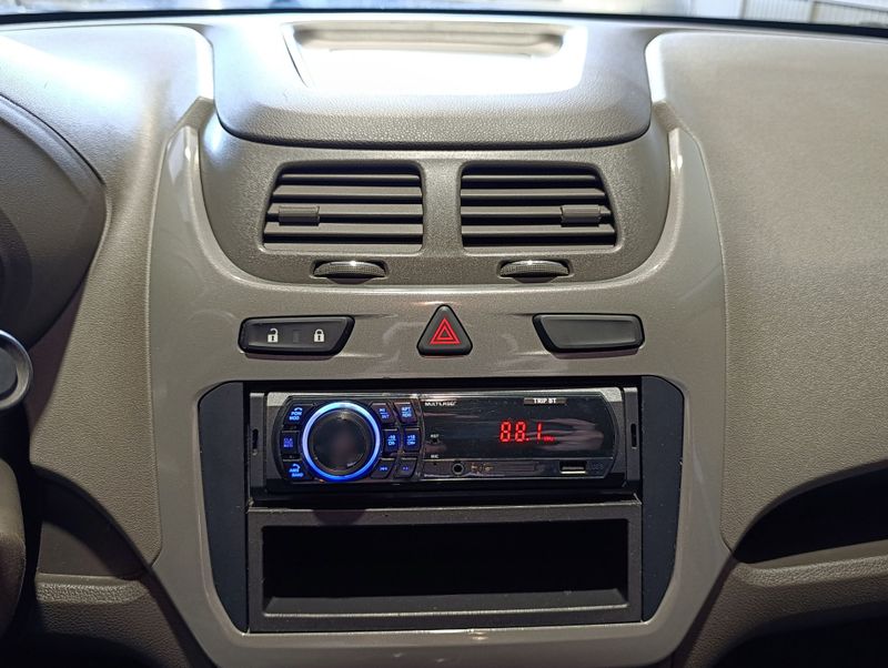 Chevrolet Cobalt 1.8 Lt 2013/2014 SIM VEÍCULOS PORTO ALEGRE / Carros no Vale