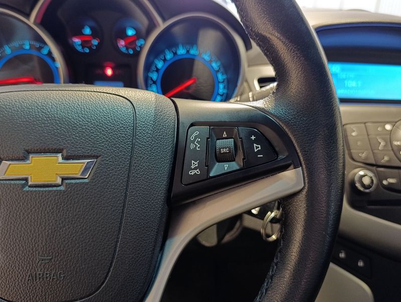 Chevrolet Cruze Lt 1.8 16v Mec. 2013/2014 SIM VEÍCULOS PORTO ALEGRE / Carros no Vale