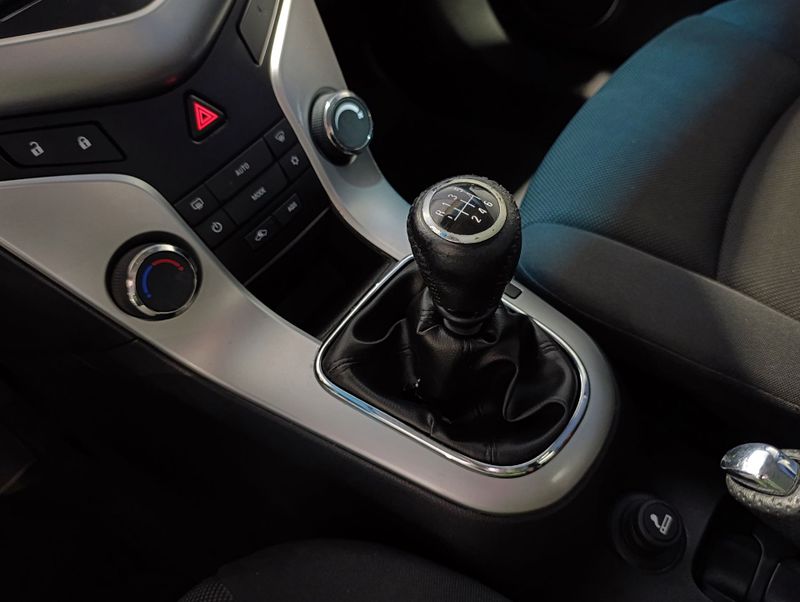 Chevrolet Cruze Lt 1.8 16v Mec. 2013/2014 SIM VEÍCULOS PORTO ALEGRE / Carros no Vale