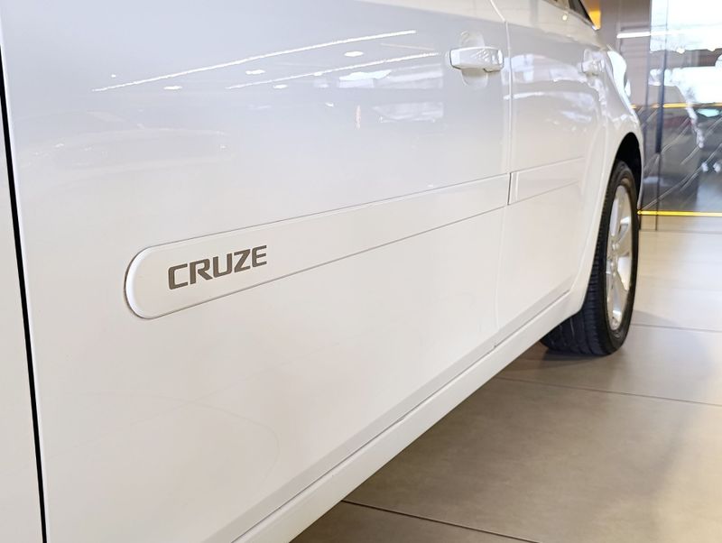 Chevrolet Cruze Lt 1.8 16v Mec. 2013/2014 SIM VEÍCULOS PORTO ALEGRE / Carros no Vale