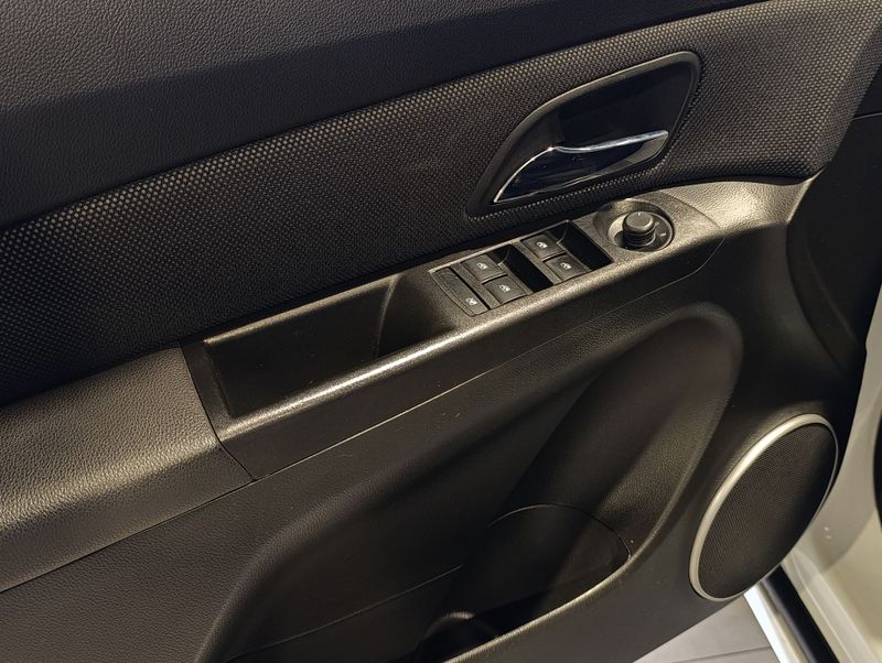 Chevrolet Cruze Lt 1.8 16v Mec. 2013/2014 SIM VEÍCULOS PORTO ALEGRE / Carros no Vale