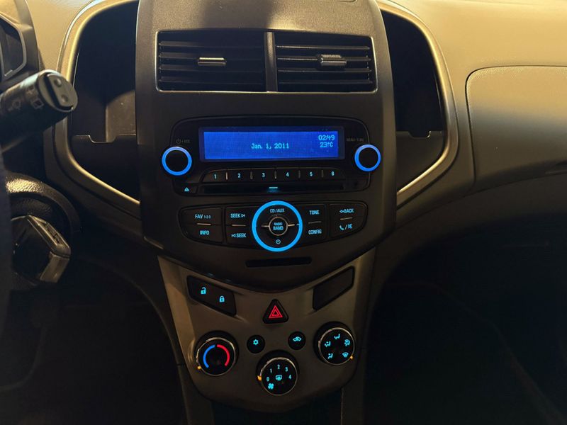 Chevrolet Sonic 1.6 Lt 16v 2013/2014 SIM VEÍCULOS PORTO ALEGRE / Carros no Vale