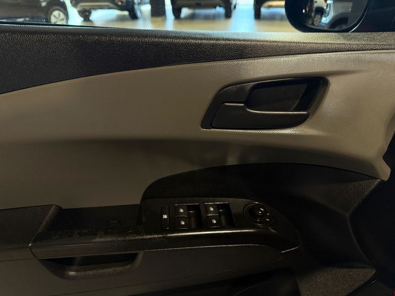 Chevrolet Sonic 1.6 Lt 16v 2013/2014 SIM VEÍCULOS PORTO ALEGRE / Carros no Vale