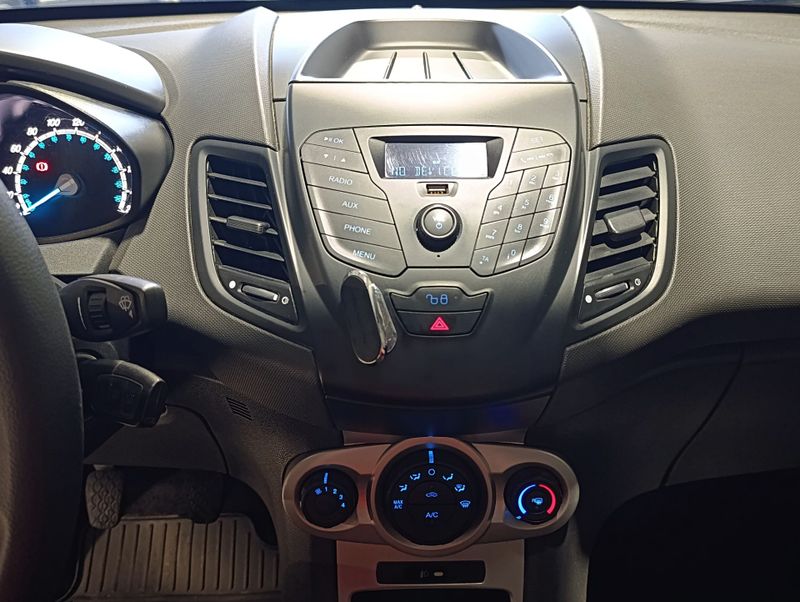 Ford Fiesta 1.6 Se Hatch 16v 2016/2017 SIM VEÍCULOS PORTO ALEGRE / Carros no Vale