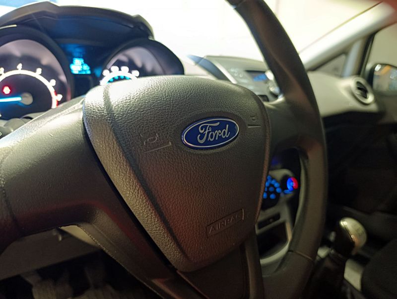 Ford Fiesta 1.6 Se Hatch 16v 2016/2017 SIM VEÍCULOS PORTO ALEGRE / Carros no Vale