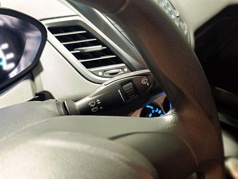 Ford Fiesta 1.6 Se Hatch 16v 2016/2017 SIM VEÍCULOS PORTO ALEGRE / Carros no Vale