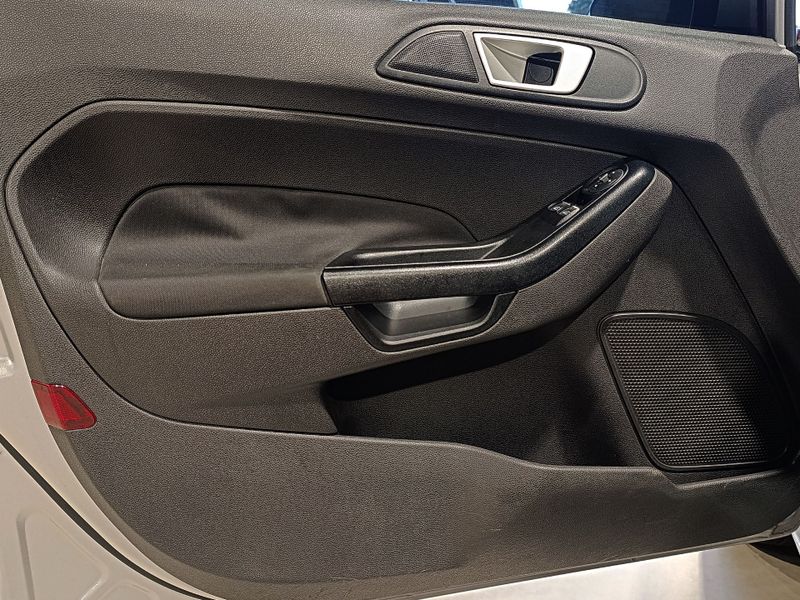 Ford Fiesta 1.6 Se Hatch 16v 2016/2017 SIM VEÍCULOS PORTO ALEGRE / Carros no Vale