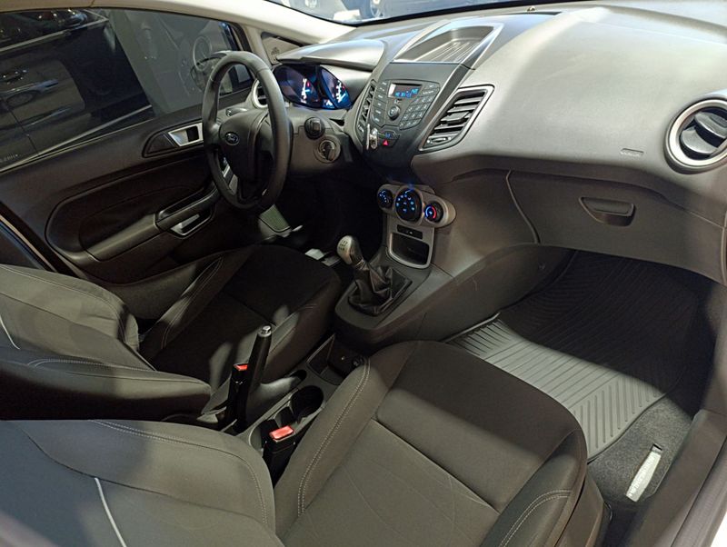 Ford Fiesta 1.6 Se Hatch 16v 2016/2017 SIM VEÍCULOS PORTO ALEGRE / Carros no Vale