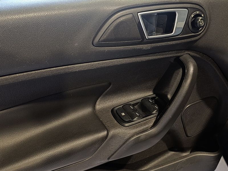 Ford Fiesta Sedan Titanium Powershift 1.6 New 2014/2014 SIM VEÍCULOS PORTO ALEGRE / Carros no Vale
