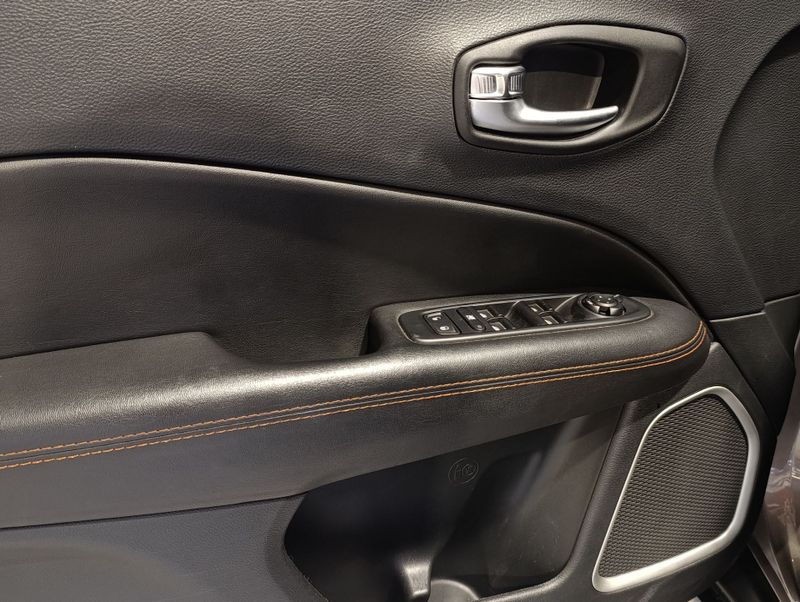 Jeep Compass Limited 2.0 4×2 16v 2018/2019 SIM VEÍCULOS PORTO ALEGRE / Carros no Vale