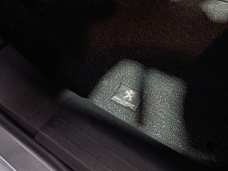 Peugeot 208 Like 1.0 6v Mec. 2023/2023 SIM VEÍCULOS PORTO ALEGRE / Carros no Vale