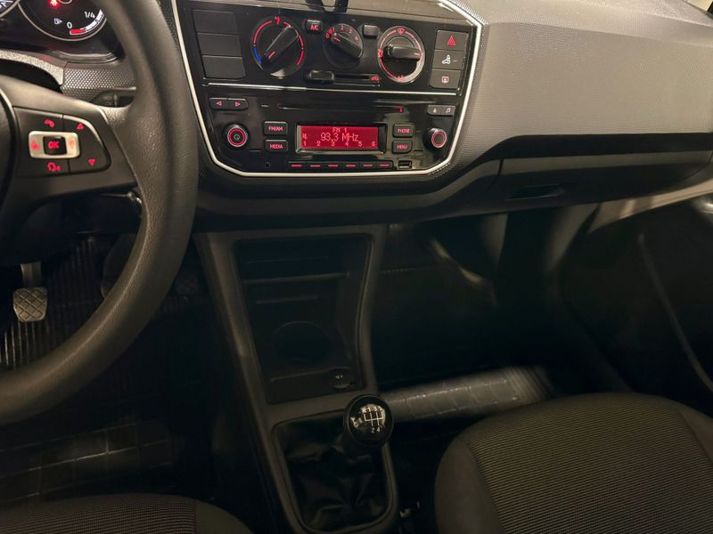 Volkswagen Up 1.0 Mpi Total 2019/2020 SIM VEÍCULOS PORTO ALEGRE / Carros no Vale
