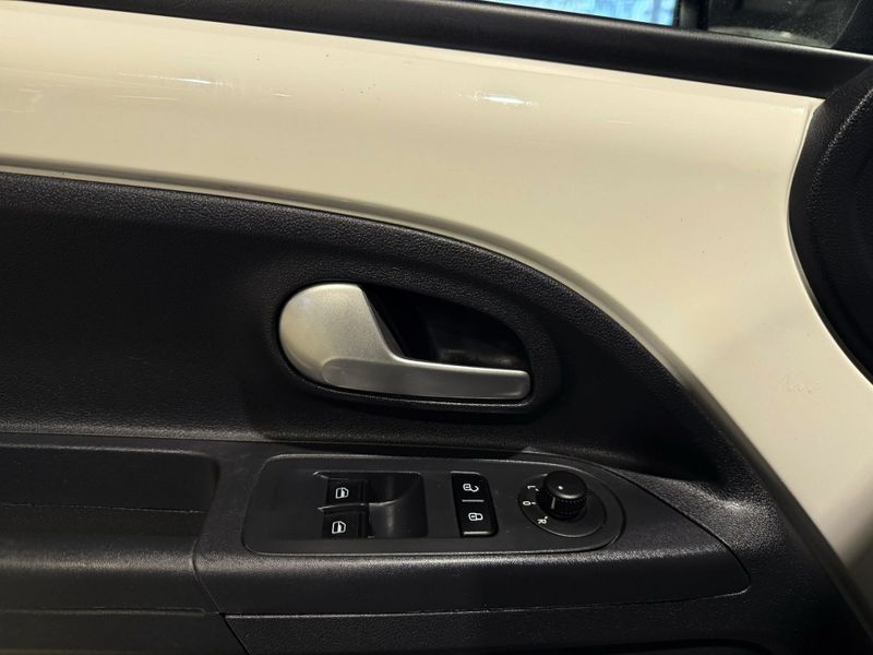 Volkswagen Up 1.0 Mpi Total 2019/2020 SIM VEÍCULOS PORTO ALEGRE / Carros no Vale