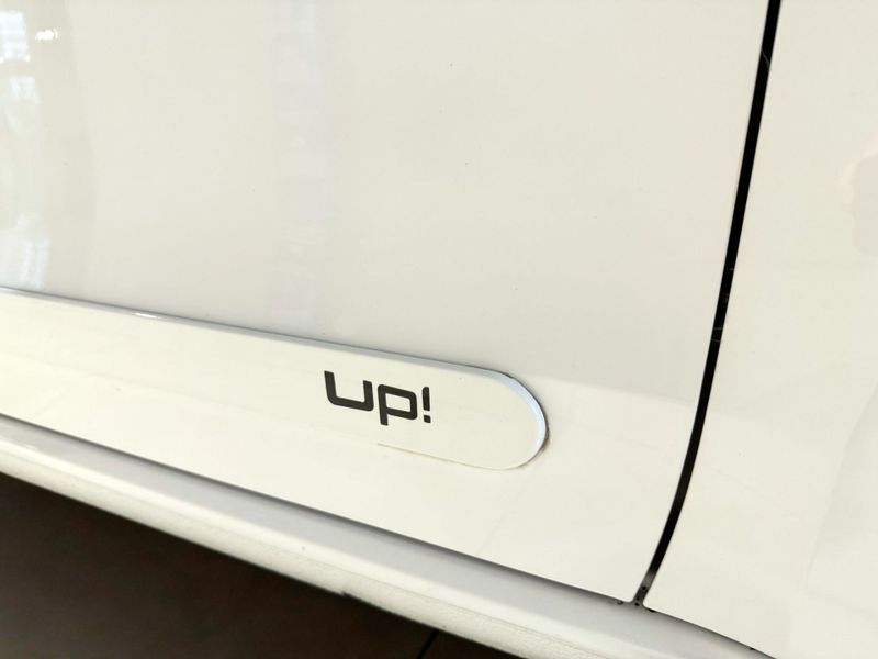 Volkswagen Up 1.0 Mpi Total 2019/2020 SIM VEÍCULOS PORTO ALEGRE / Carros no Vale