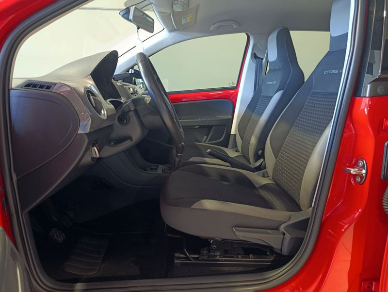 Volkswagen Up Cross Mdv 2017/2018 SIM VEÍCULOS PORTO ALEGRE / Carros no Vale