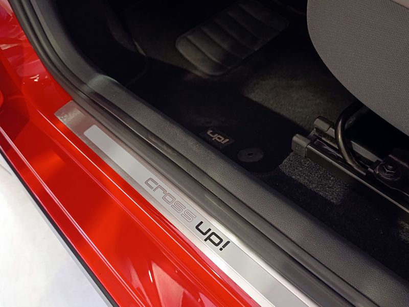 Volkswagen Up Cross Mdv 2017/2018 SIM VEÍCULOS PORTO ALEGRE / Carros no Vale