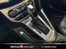 FORD FOCUS 2.0 TITANIUM PLUS HATCH 16V AUTO 2015/2015 GARCEZ VEÍCULOS BENTO GONÇALVES / Carros no Vale