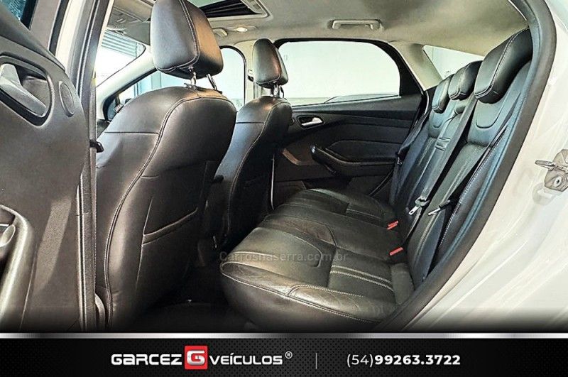 FORD FOCUS 2.0 TITANIUM PLUS HATCH 16V AUTO 2015/2015 GARCEZ VEÍCULOS BENTO GONÇALVES / Carros no Vale