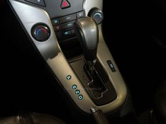 CHEVROLET CRUZE 1.8 LT 16V 2013/2014 GRIFFCAR MULTIMARCAS DOIS IRMÃOS / Carros no Vale