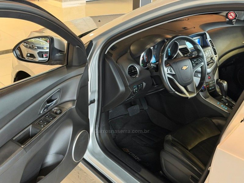 CHEVROLET CRUZE 1.8 LT 16V 2013/2014 GRIFFCAR MULTIMARCAS DOIS IRMÃOS / Carros no Vale