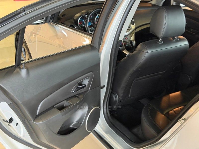 CHEVROLET CRUZE 1.8 LT 16V 2013/2014 GRIFFCAR MULTIMARCAS DOIS IRMÃOS / Carros no Vale