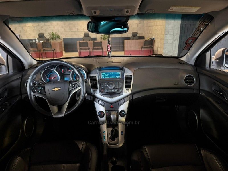 CHEVROLET CRUZE 1.8 LT 16V 2013/2014 GRIFFCAR MULTIMARCAS DOIS IRMÃOS / Carros no Vale