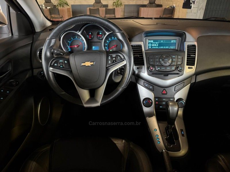 CHEVROLET CRUZE 1.8 LT 16V 2013/2014 GRIFFCAR MULTIMARCAS DOIS IRMÃOS / Carros no Vale