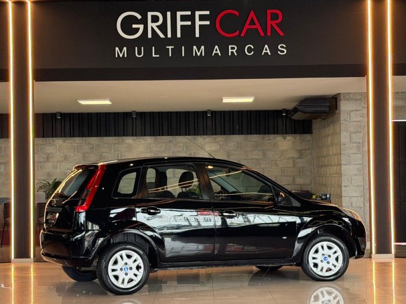 FORD FIESTA 1.0 ROCAM SE 8V 2013/2014 GRIFFCAR MULTIMARCAS DOIS IRMÃOS / Carros no Vale FORD FIESTA 1.0 ROCAM SE 8V 2013/2014 GRIFFCAR MULTIMARCAS DOIS IRMÃOS / Carros no Vale