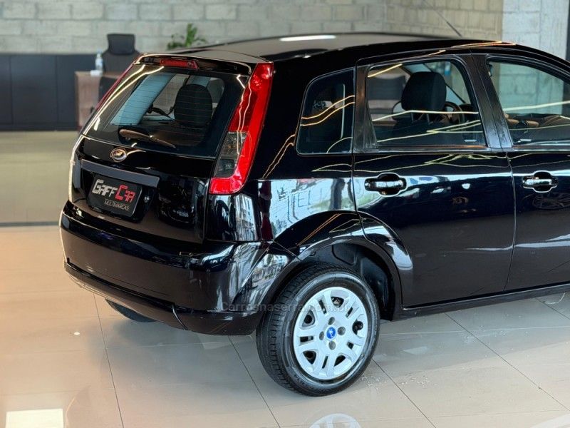 FORD FIESTA 1.0 ROCAM SE 8V 2013/2014 GRIFFCAR MULTIMARCAS DOIS IRMÃOS / Carros no Vale FORD FIESTA 1.0 ROCAM SE 8V 2013/2014 GRIFFCAR MULTIMARCAS DOIS IRMÃOS / Carros no Vale