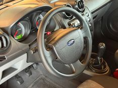 FORD FIESTA 1.0 ROCAM SE 8V 2013/2014 GRIFFCAR MULTIMARCAS DOIS IRMÃOS / Carros no Vale