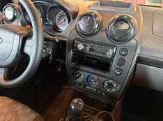 FORD FIESTA 1.0 ROCAM SE 8V 2013/2014 GRIFFCAR MULTIMARCAS DOIS IRMÃOS / Carros no Vale