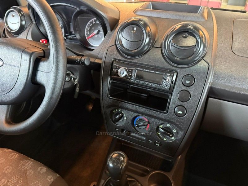 FORD FIESTA 1.0 ROCAM SE 8V 2013/2014 GRIFFCAR MULTIMARCAS DOIS IRMÃOS / Carros no Vale FORD FIESTA 1.0 ROCAM SE 8V 2013/2014 GRIFFCAR MULTIMARCAS DOIS IRMÃOS / Carros no Vale