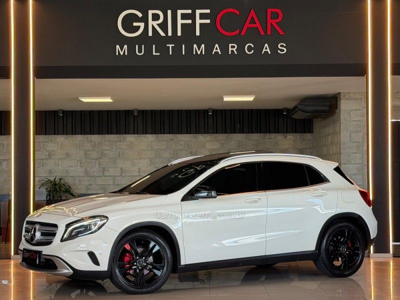MERCEDES-BENZ GLA 200 1.6 CGI VISION 16V TURBO 2014/2015 GRIFFCAR MULTIMARCAS DOIS IRMÃOS / Carros no Vale