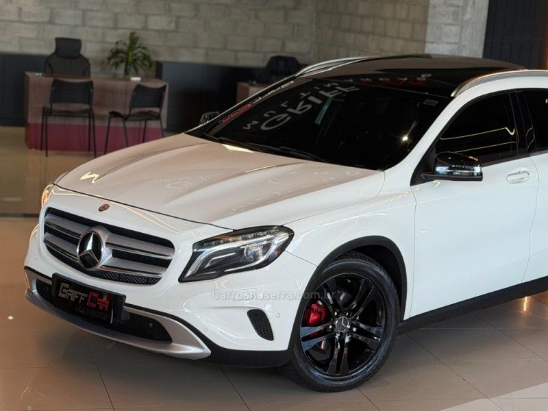 MERCEDES-BENZ GLA 200 1.6 CGI VISION 16V TURBO 2014/2015 GRIFFCAR MULTIMARCAS DOIS IRMÃOS / Carros no Vale