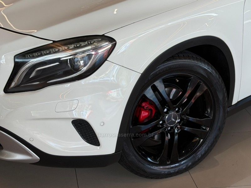 MERCEDES-BENZ GLA 200 1.6 CGI VISION 16V TURBO 2014/2015 GRIFFCAR MULTIMARCAS DOIS IRMÃOS / Carros no Vale