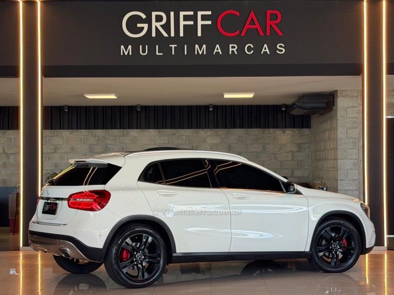 MERCEDES-BENZ GLA 200 1.6 CGI VISION 16V TURBO 2014/2015 GRIFFCAR MULTIMARCAS DOIS IRMÃOS / Carros no Vale
