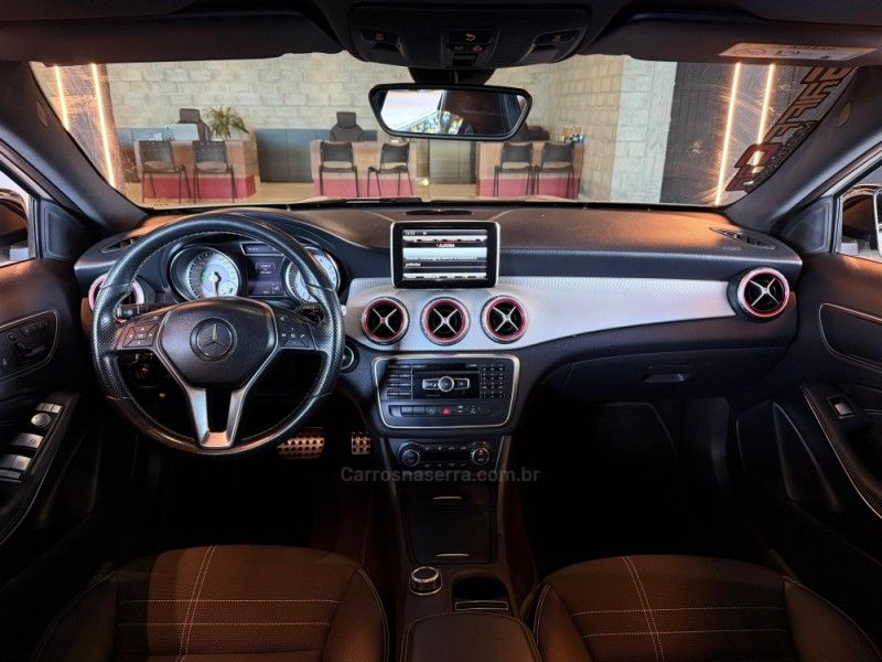 MERCEDES-BENZ GLA 200 1.6 CGI VISION 16V TURBO 2014/2015 GRIFFCAR MULTIMARCAS DOIS IRMÃOS / Carros no Vale