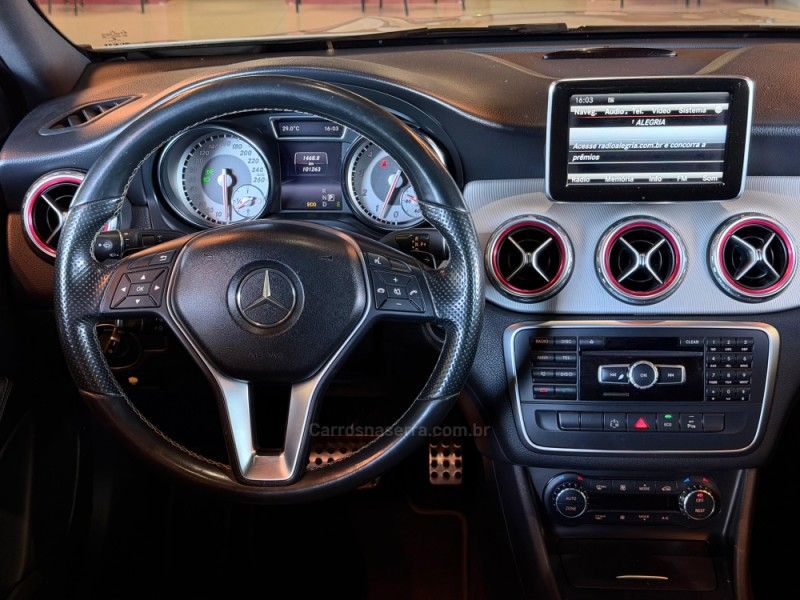 MERCEDES-BENZ GLA 200 1.6 CGI VISION 16V TURBO 2014/2015 GRIFFCAR MULTIMARCAS DOIS IRMÃOS / Carros no Vale