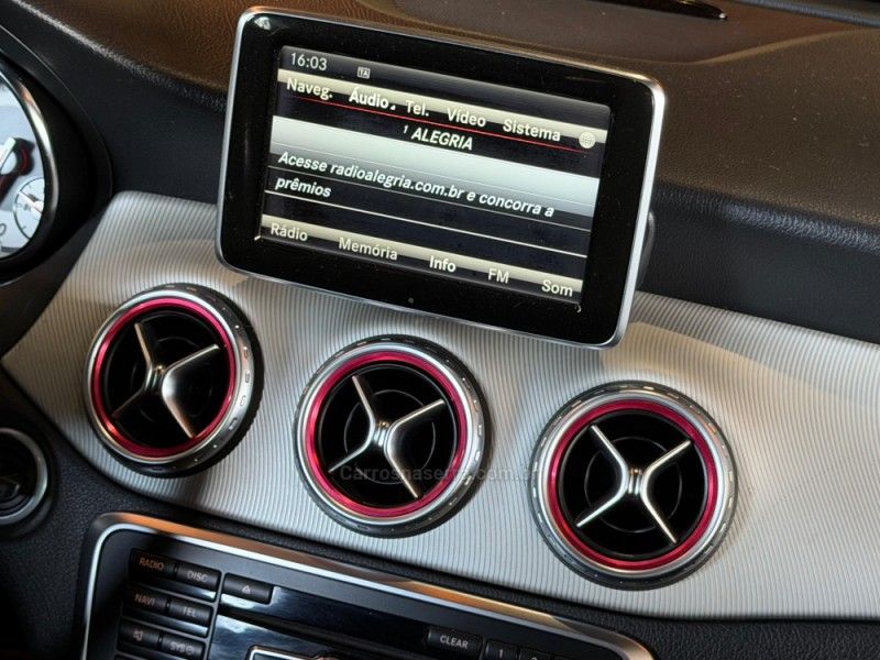 MERCEDES-BENZ GLA 200 1.6 CGI VISION 16V TURBO 2014/2015 GRIFFCAR MULTIMARCAS DOIS IRMÃOS / Carros no Vale