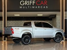 TOYOTA HILUX 3.0 SRV 4X4 CD 16V TURBO INTERCOOLER 2014/2014 GRIFFCAR MULTIMARCAS DOIS IRMÃOS / Carros no Vale
