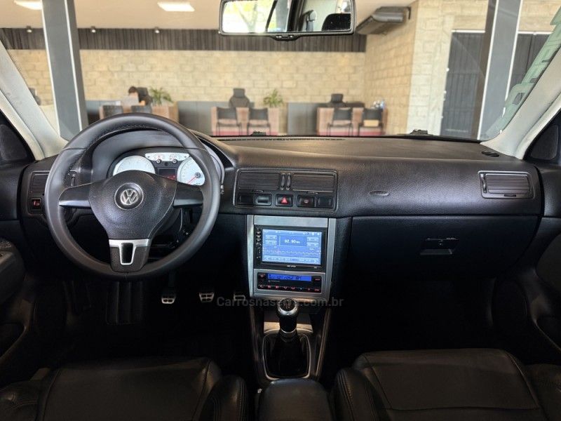 VOLKSWAGEN GOLF 1.6 MI SPORTLINE 8V 2013/2013 GRIFFCAR MULTIMARCAS DOIS IRMÃOS / Carros no Vale