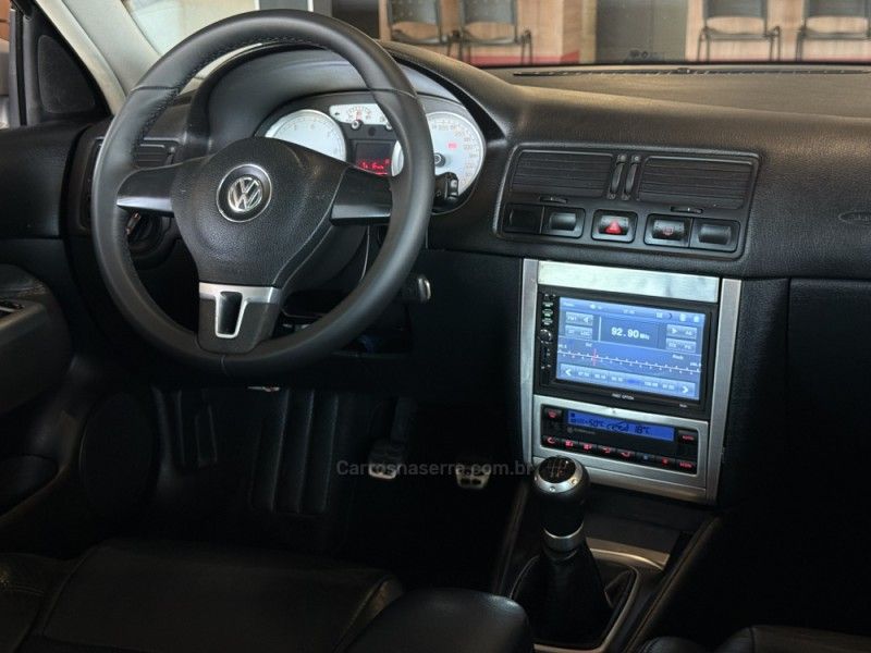 VOLKSWAGEN GOLF 1.6 MI SPORTLINE 8V 2013/2013 GRIFFCAR MULTIMARCAS DOIS IRMÃOS / Carros no Vale