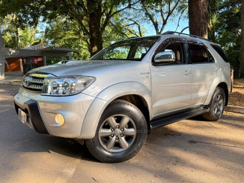 TOYOTA HILUX SW4 3.0 SRV 4X4 7 LUGARES 16V TURBO INTERCOOLER 2009/2010 KASPER VEÍCULOS DOIS IRMÃOS / Carros no Vale TOYOTA HILUX SW4 3.0 SRV 4X4 7 LUGARES 16V TURBO INTERCOOLER 2009/2010 KASPER VEÍCULOS DOIS IRMÃOS / Carros no Vale