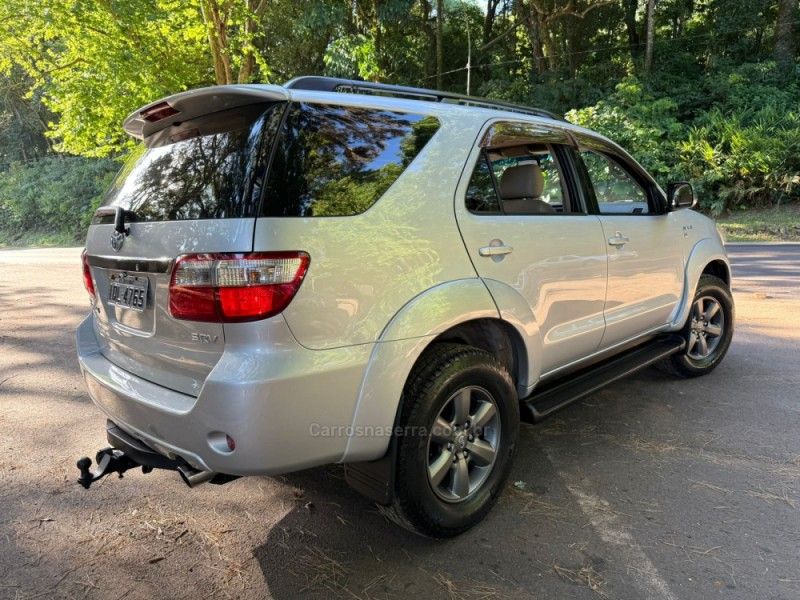 TOYOTA HILUX SW4 3.0 SRV 4X4 7 LUGARES 16V TURBO INTERCOOLER 2009/2010 KASPER VEÍCULOS DOIS IRMÃOS / Carros no Vale TOYOTA HILUX SW4 3.0 SRV 4X4 7 LUGARES 16V TURBO INTERCOOLER 2009/2010 KASPER VEÍCULOS DOIS IRMÃOS / Carros no Vale