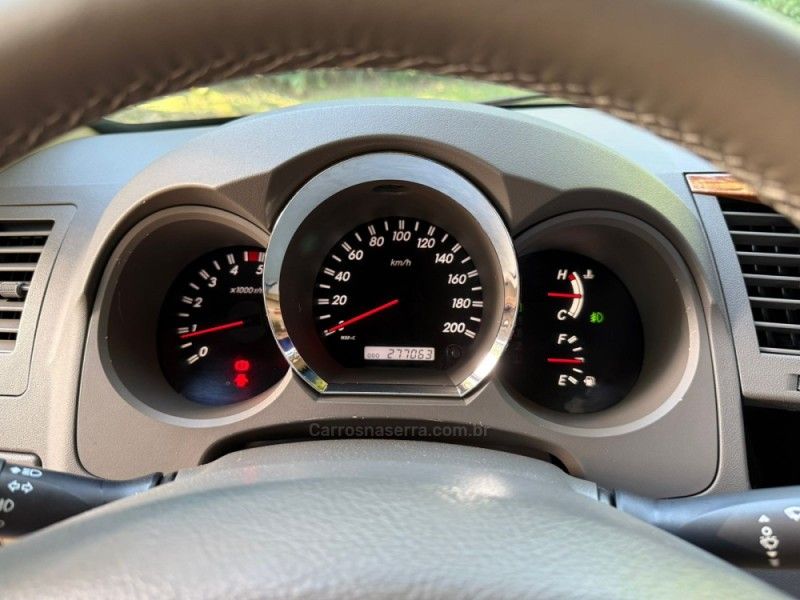 TOYOTA HILUX SW4 3.0 SRV 4X4 7 LUGARES 16V TURBO INTERCOOLER 2009/2010 KASPER VEÍCULOS DOIS IRMÃOS / Carros no Vale TOYOTA HILUX SW4 3.0 SRV 4X4 7 LUGARES 16V TURBO INTERCOOLER 2009/2010 KASPER VEÍCULOS DOIS IRMÃOS / Carros no Vale