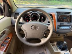 TOYOTA HILUX SW4 3.0 SRV 4X4 7 LUGARES 16V TURBO INTERCOOLER 2009/2010 KASPER VEÍCULOS DOIS IRMÃOS / Carros no Vale